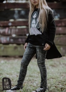 Grafitowe spodnie jeansowe strzępione dołem All For Kids