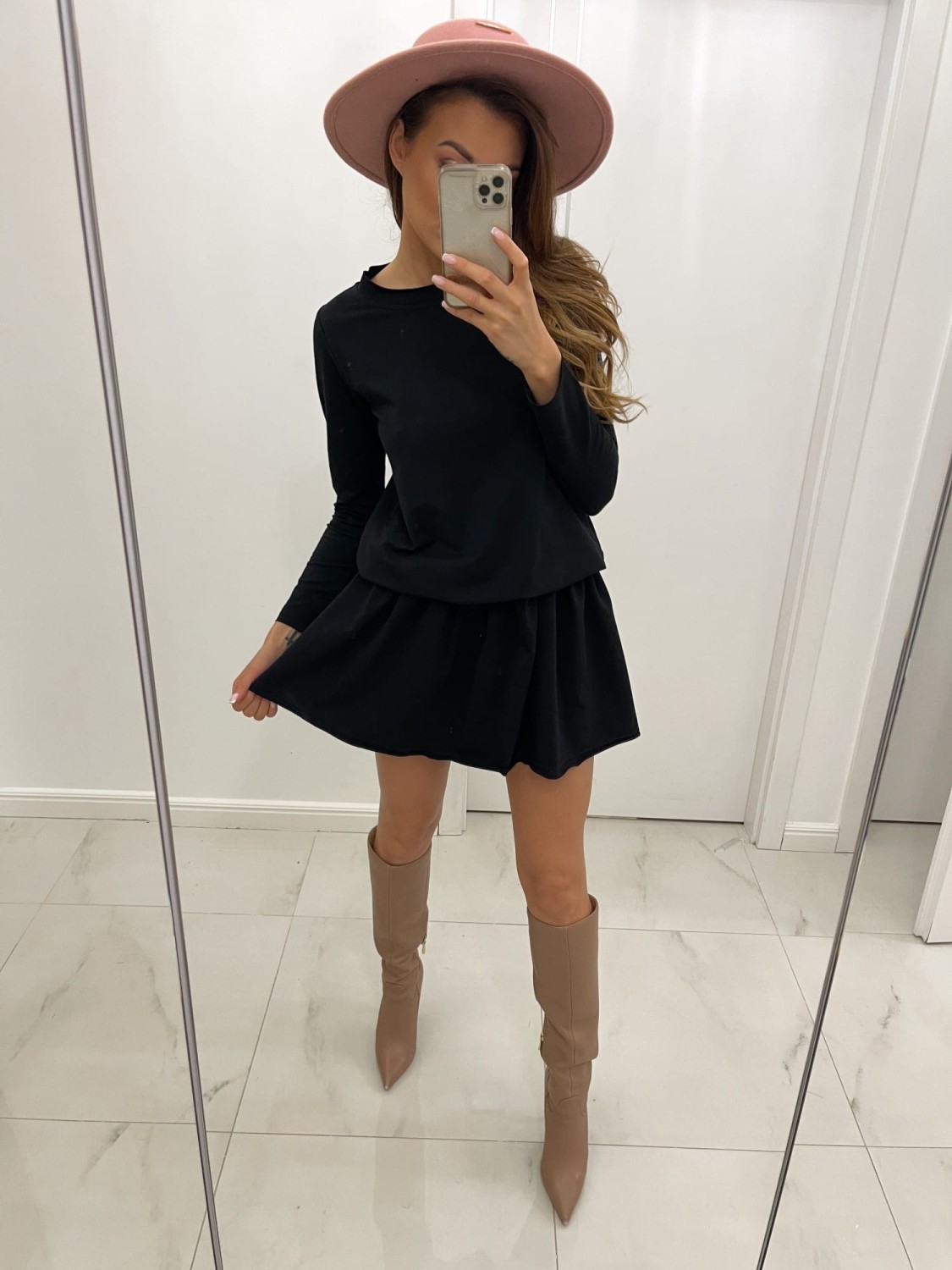 casualowa sukienka z falbaną czarna tmc moda