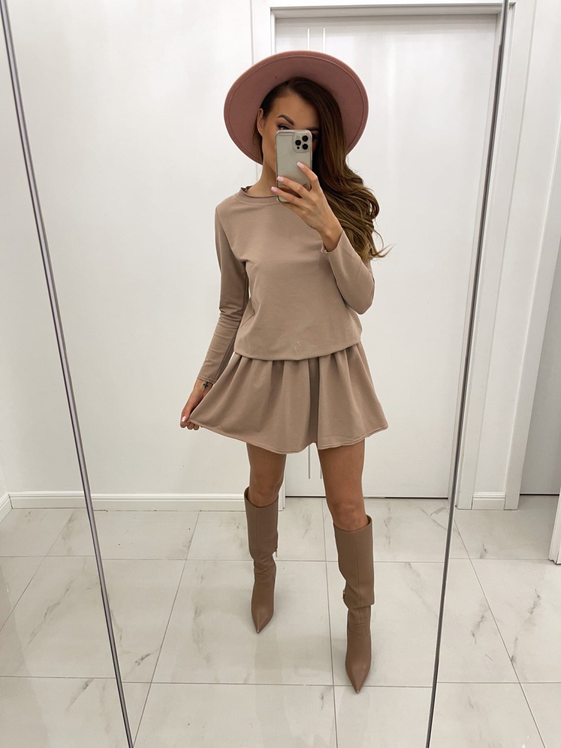 casualowa sukienka z falbaną beżowa tmc moda