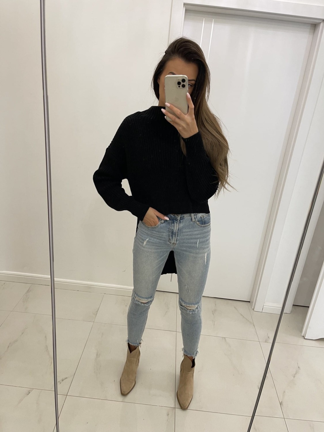 czarny sweter damski krótki przód, dłuższy tył Tmc Moda