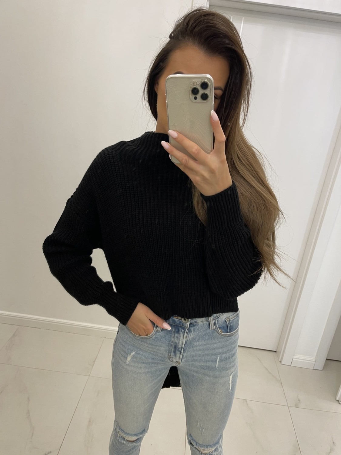 czarny sweter damski krótki przód, dłuższy tył Tmc Moda