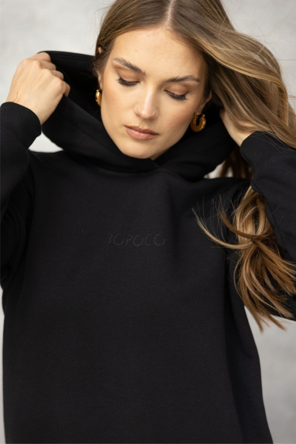 długa bluza damska z kapturem czarna Bopoco