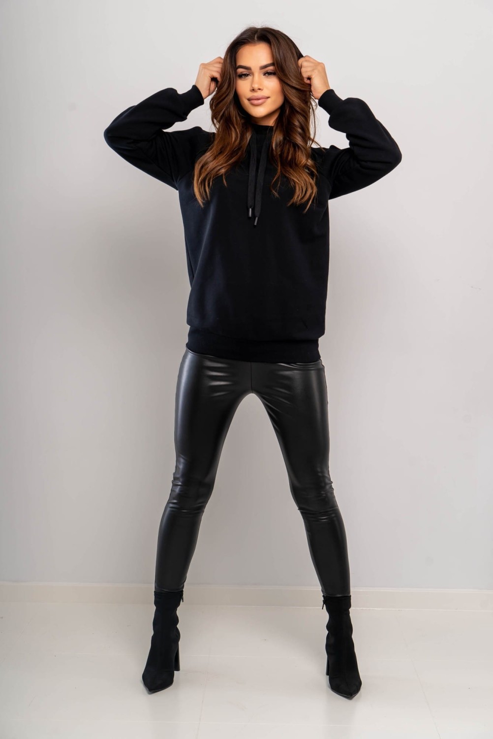 Czarna bluza damska z kapturem i wycięciem Tmc Moda