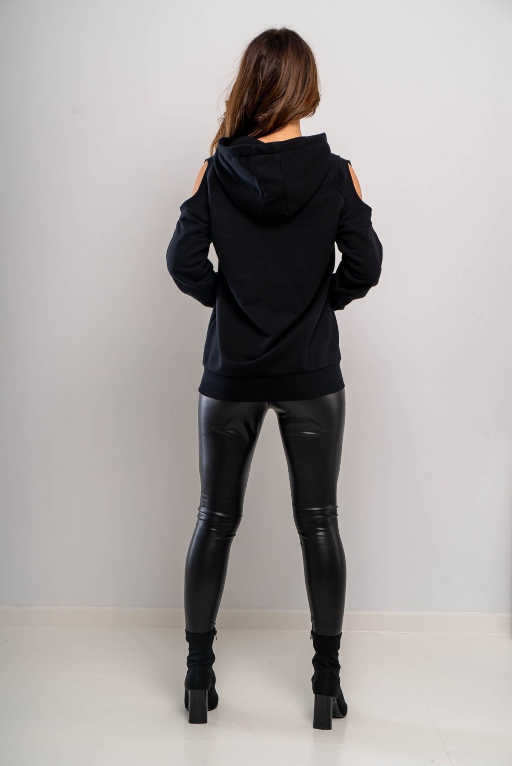 Czarna bluza damska z kapturem i wycięciem Tmc Moda