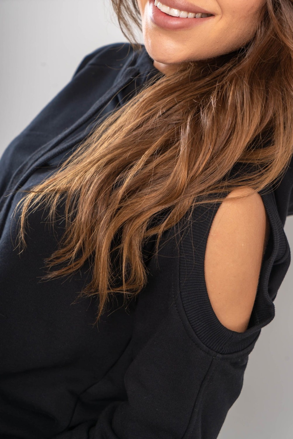 Czarna bluza damska z kapturem i wycięciem Tmc Moda