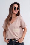 Beżowa bluzka damska z dekoltem V kieszonka TMC Moda    