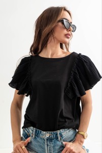 Czarna bluzka damska z falbanką przy rękawie TMC Moda       