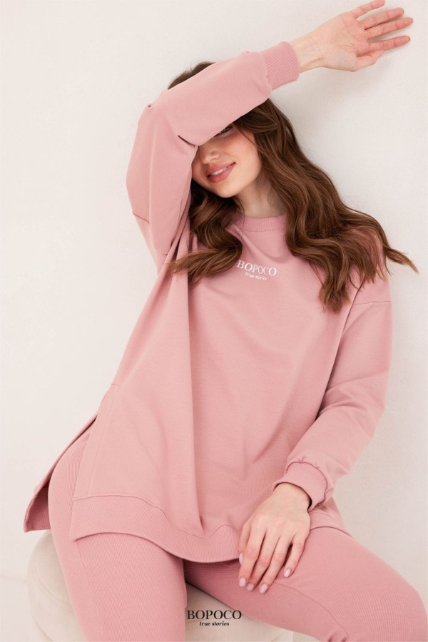 długa bluza damska z rozcięciem po bokach różowa Bopoco