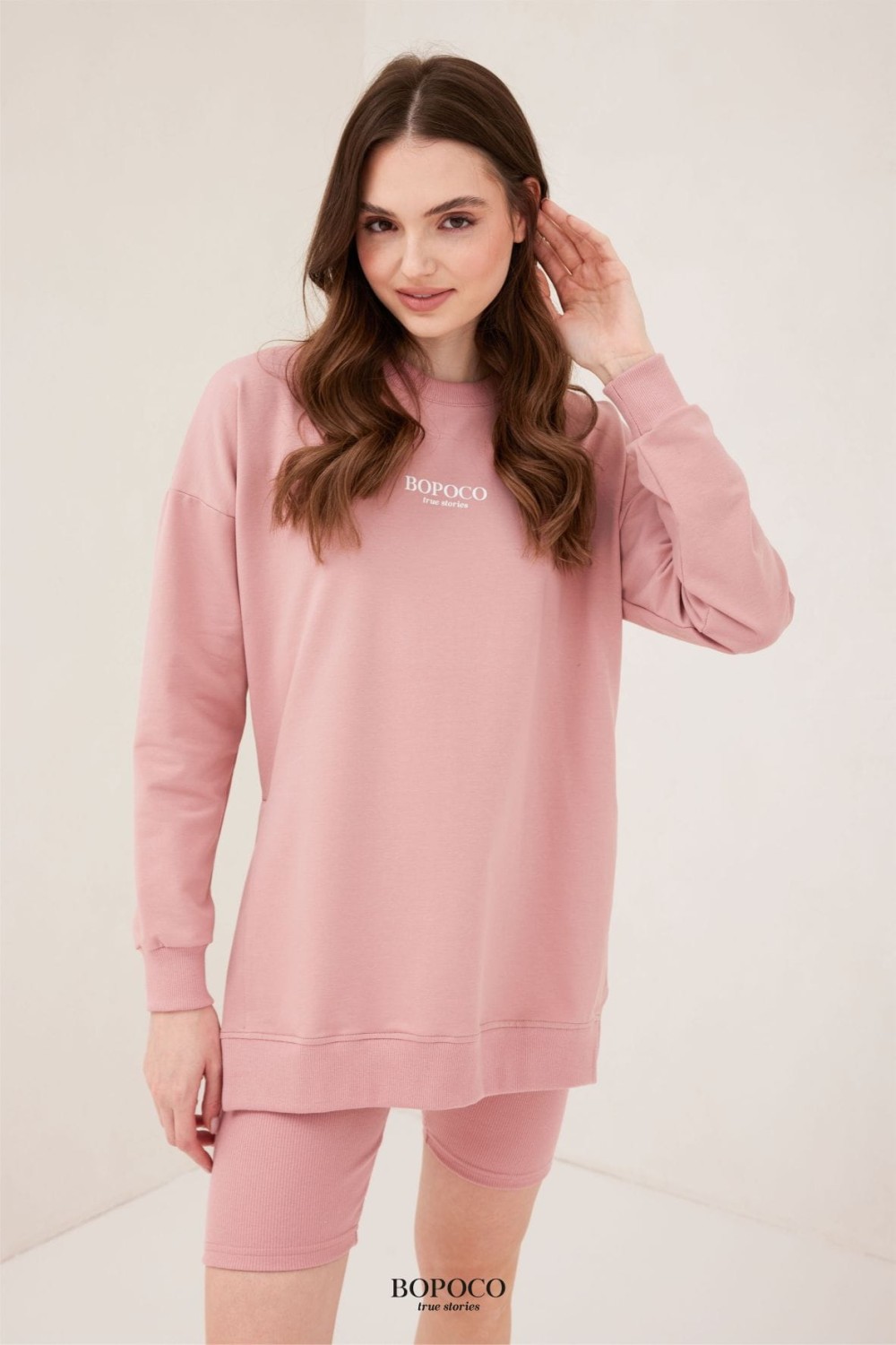 długa bluza damska z rozcięciem po bokach różowa Bopoco