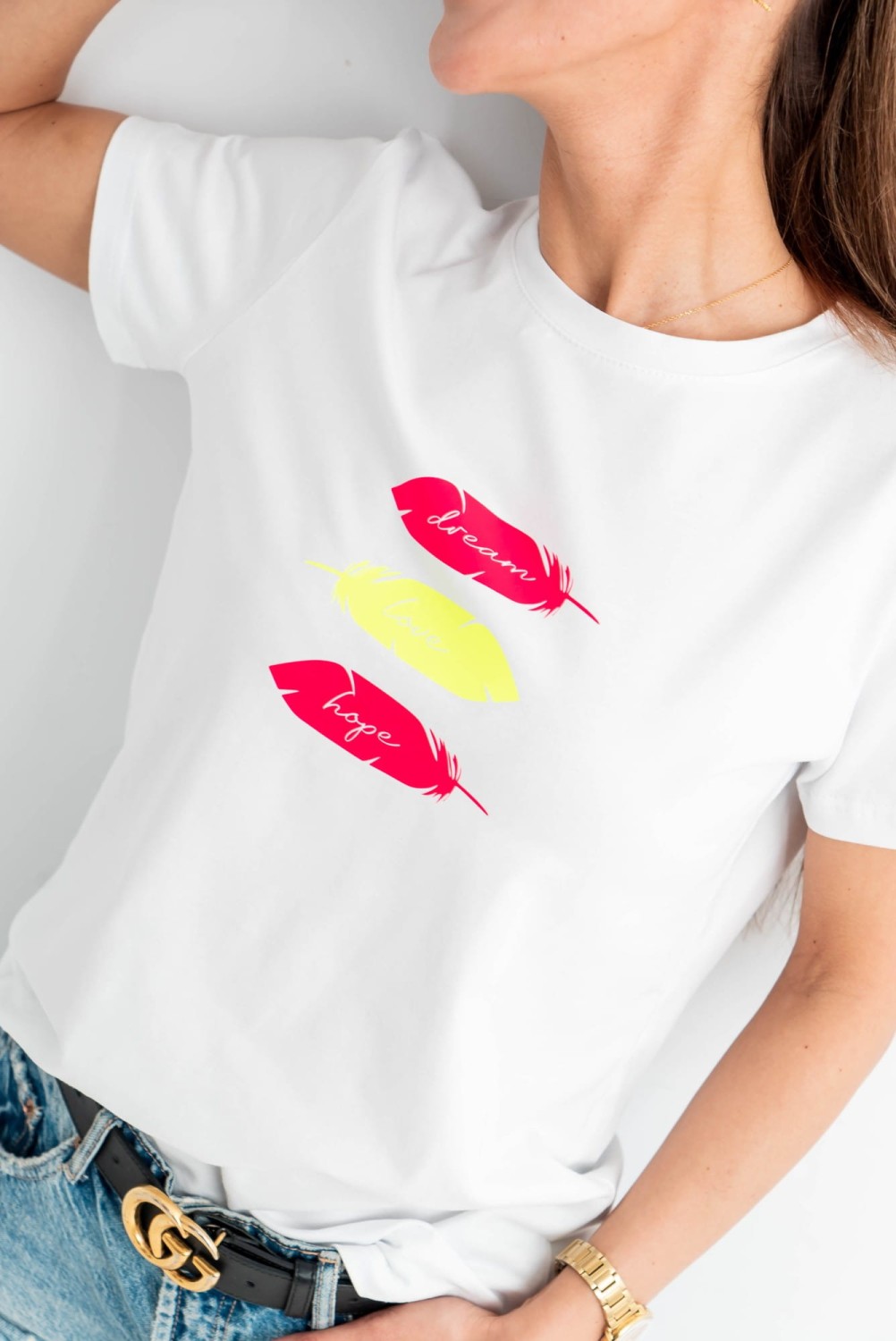 Biały t-shirt damski z nadrukiem pióra Tmc Moda