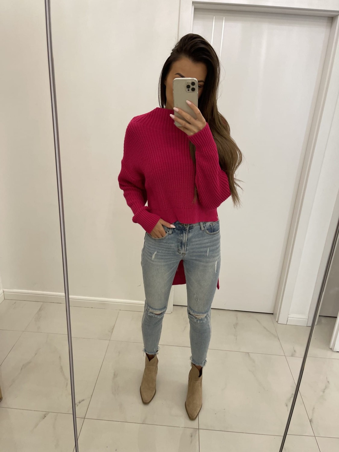 sweter damski krótki przód dłuższy tył fuksja Tmc Moda