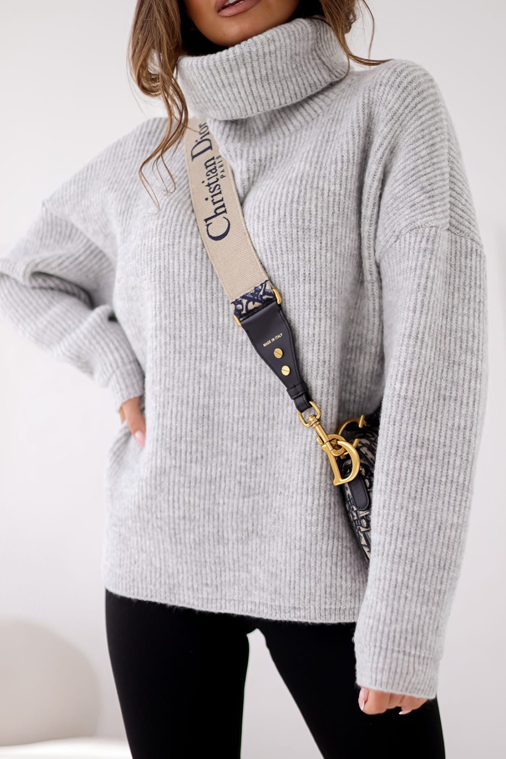sweter damski z golfem oversize jasny szary Me Gusta