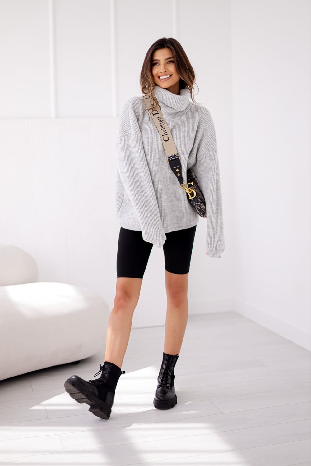 sweter damski z golfem oversize jasny szary Me Gusta