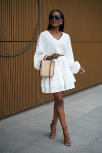 Biała sukienka z muślinu Lola Fashion