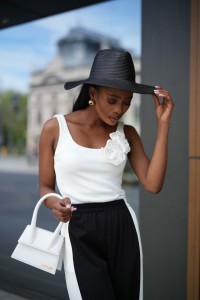 Bluzka top z różą biały Lola Fashion 