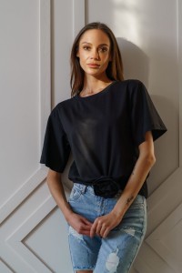 Czarny t-shirt z odpinaną różą Lola Fashion  