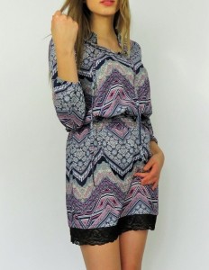 Wzorzysta sukienka z koronką 