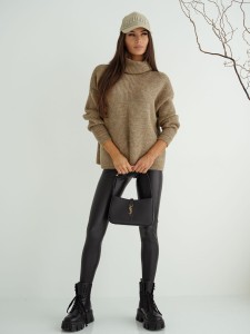 Sweter damski z golfem oversize beżowy ciemny Me Gusta 