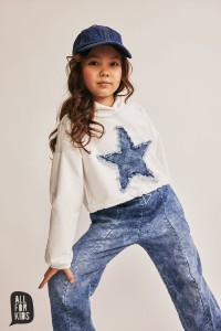 Biała bluza z kapturem i jeansową gwiazdą All For Kids