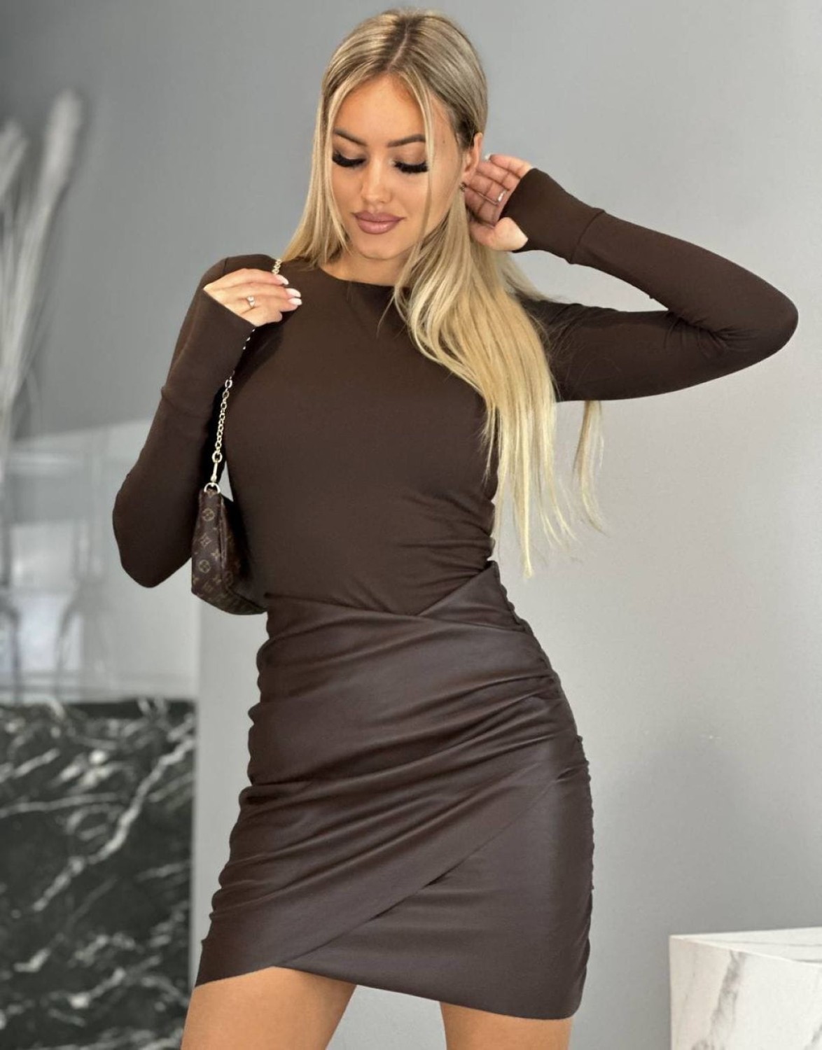 brązowa bluza z otworem na kciuk Marina