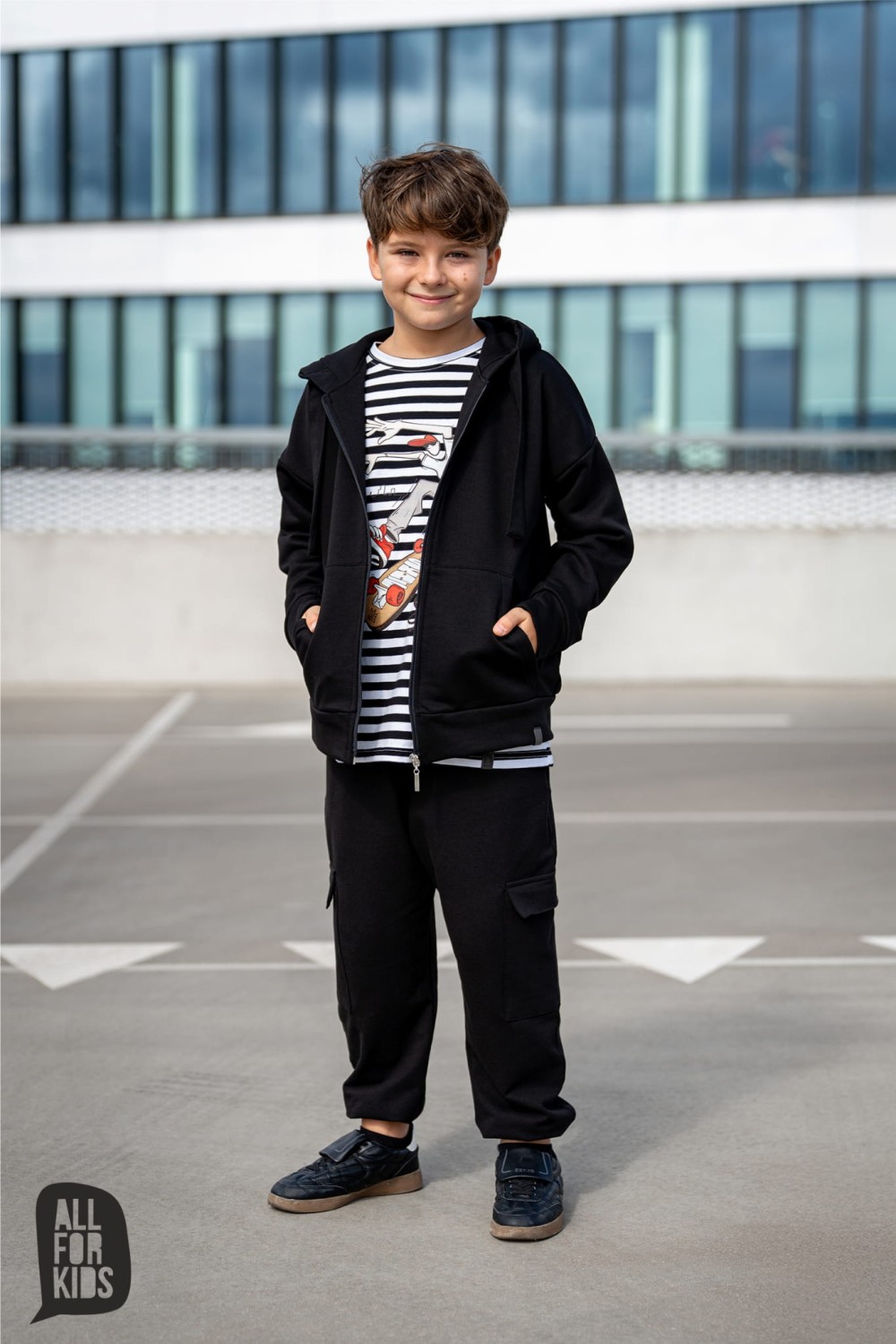 szerokie spodnie z kieszeniami i gumką na dole czarne all for kids