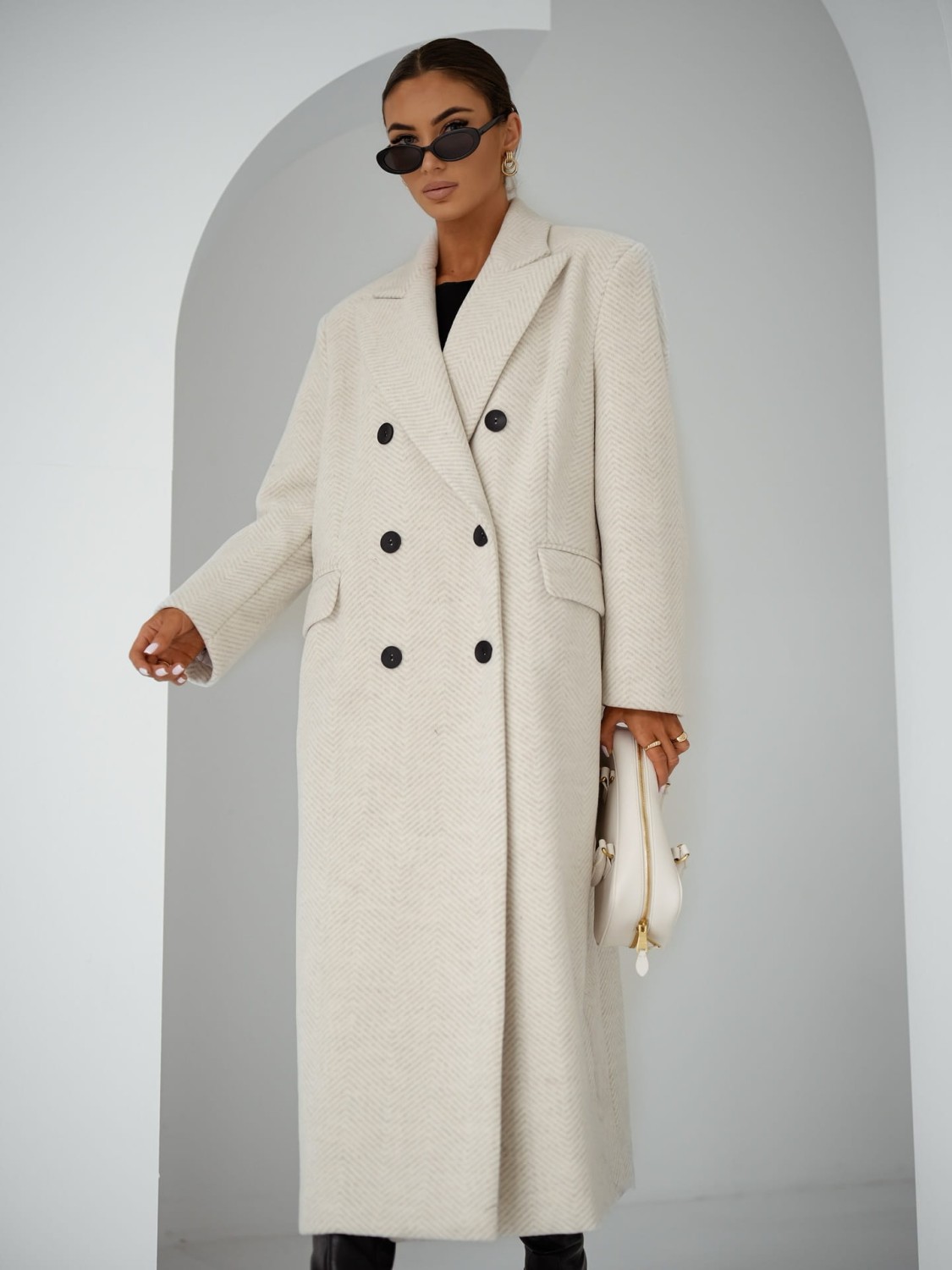 długi płaszcz damski w jodełkę oversize beżowy Me Gusta