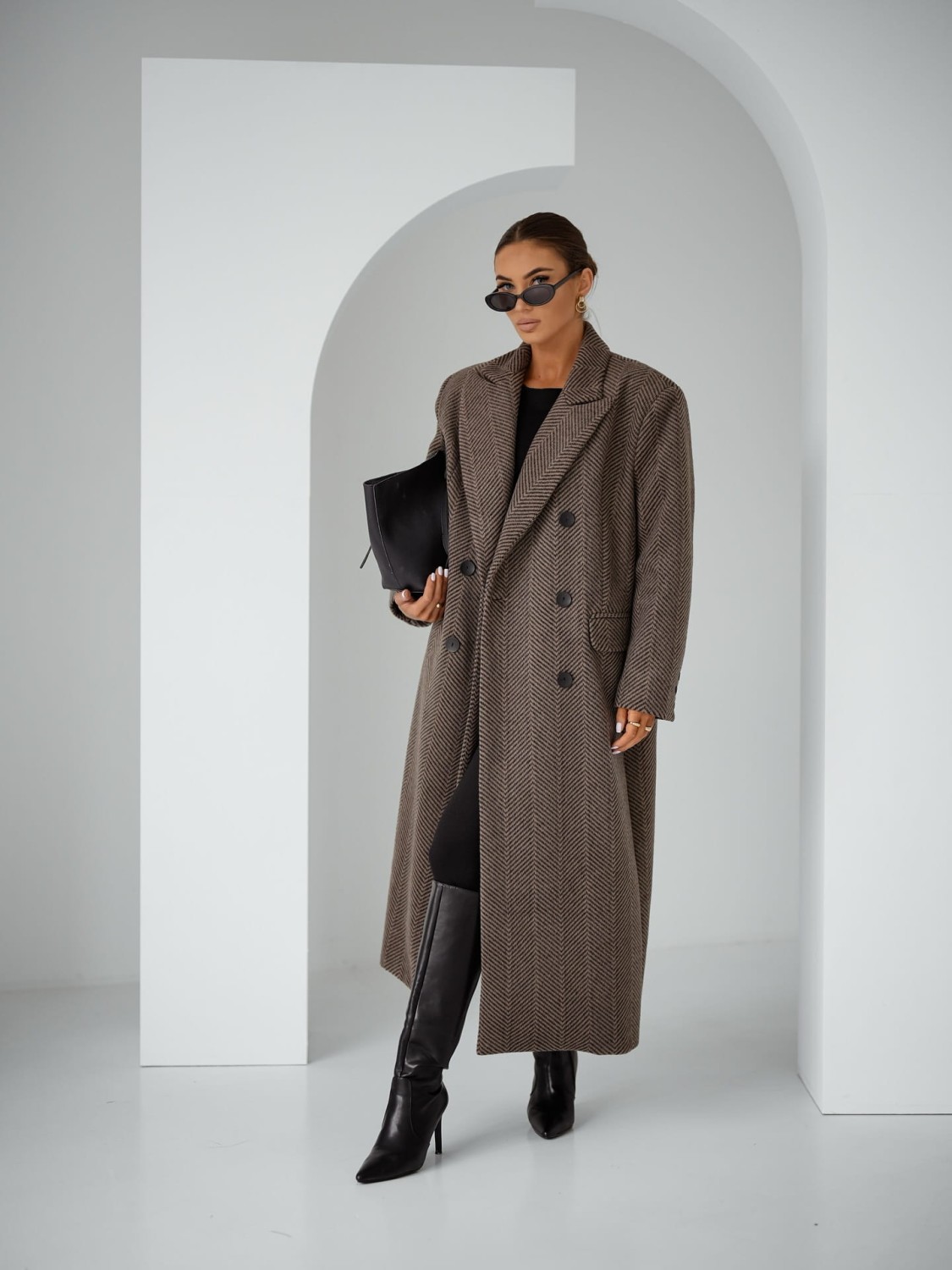 długi płaszcz damski w jodełkę oversize beżowy Me Gusta