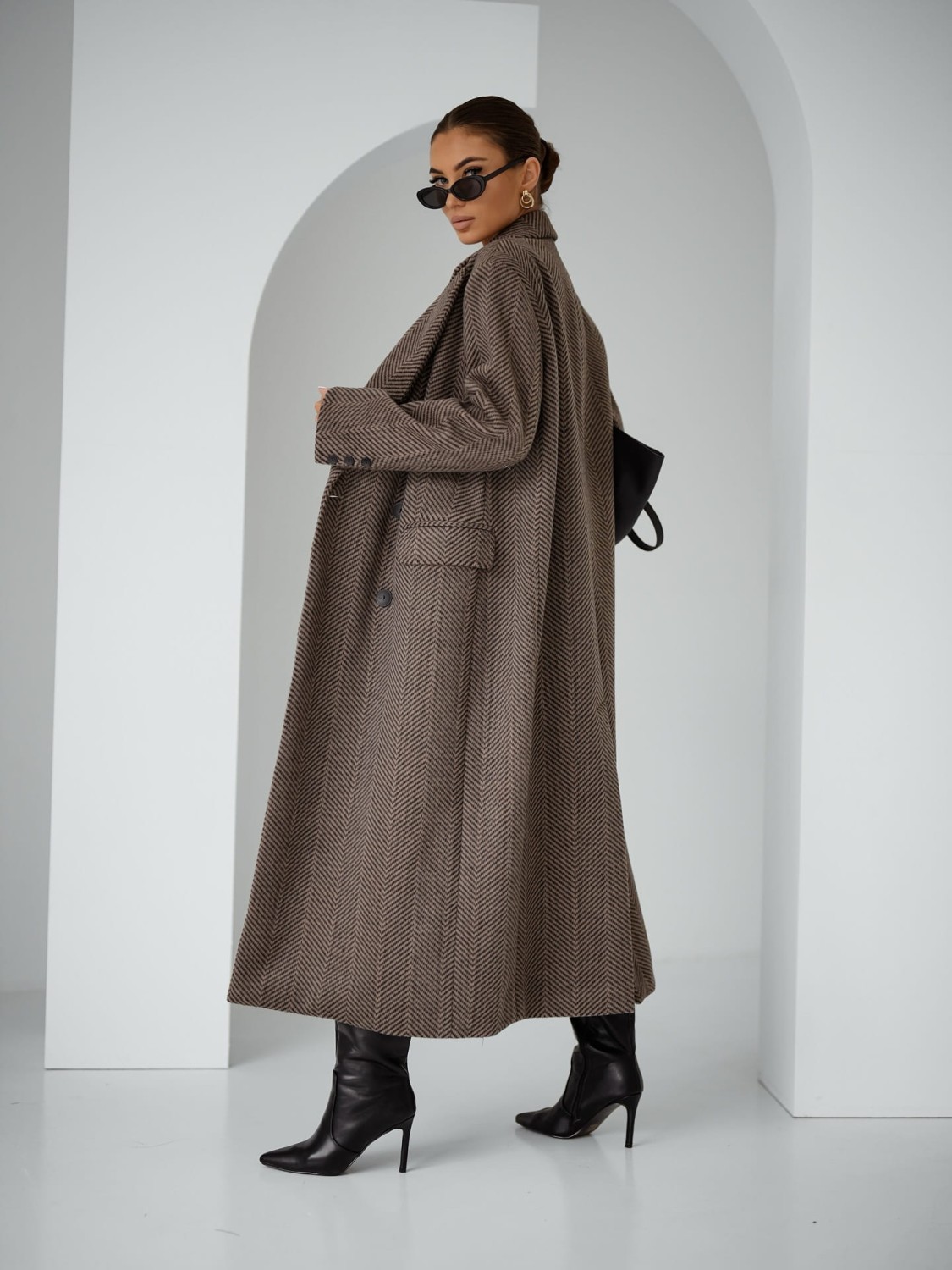 długi płaszcz damski w jodełkę oversize beżowy Me Gusta