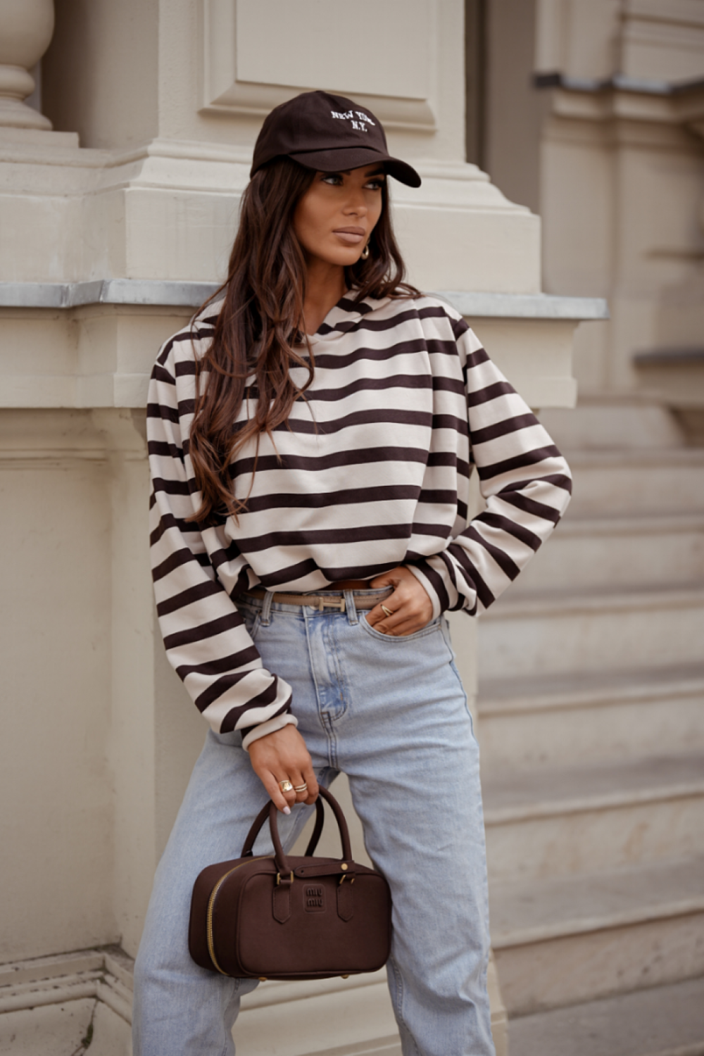 Krótka bluza damska z kapturem pasy beż i brąz Labalancia