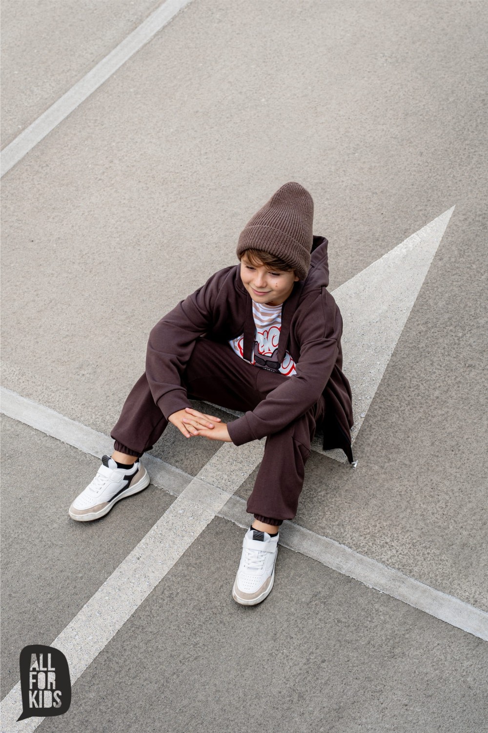 brązowe spodnie z kieszeniami i gumką na dole All For Kids