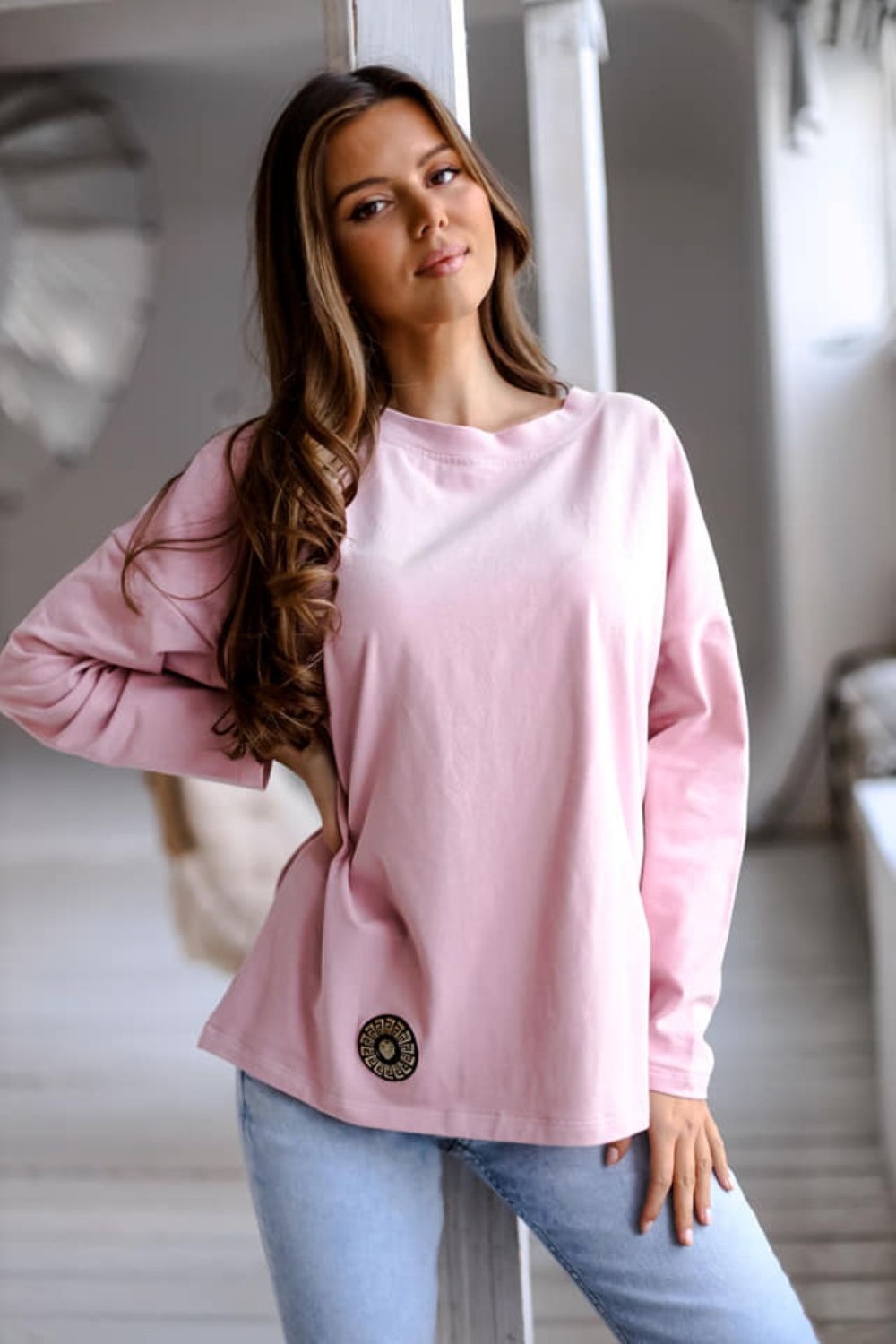 bluzka damska oversize z naszywką długi rękaw różowa Me Gusta