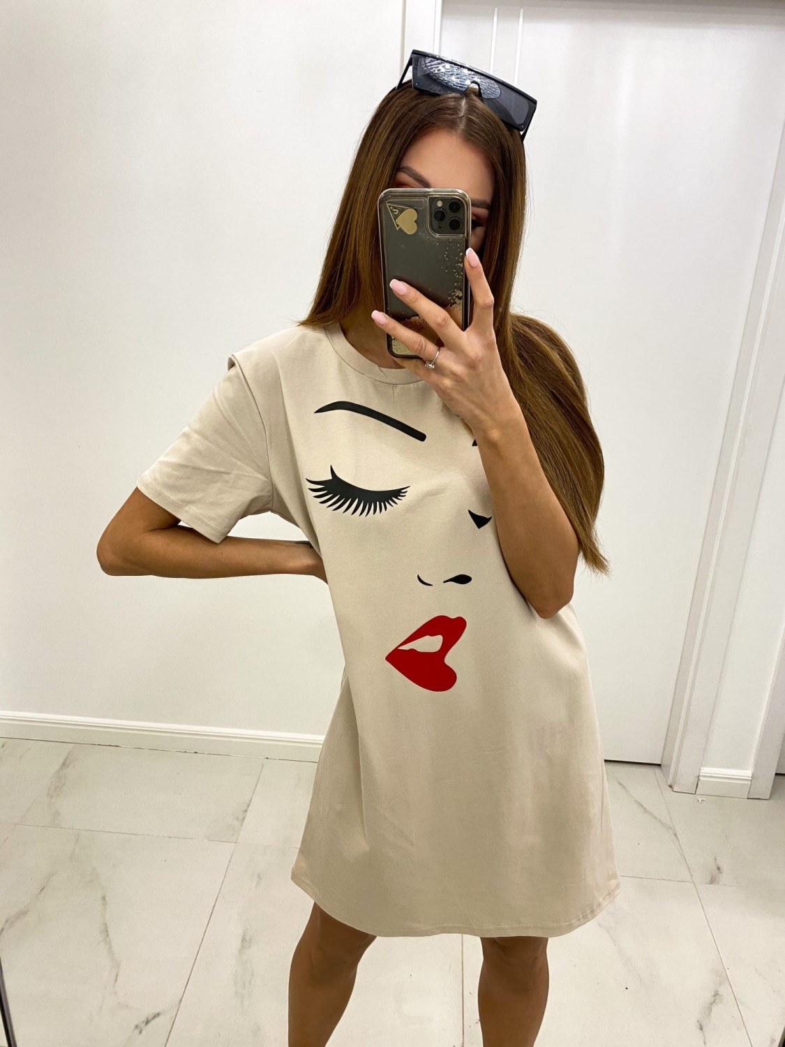 beżowa tunika damska twarz kobiety Tmc Moda