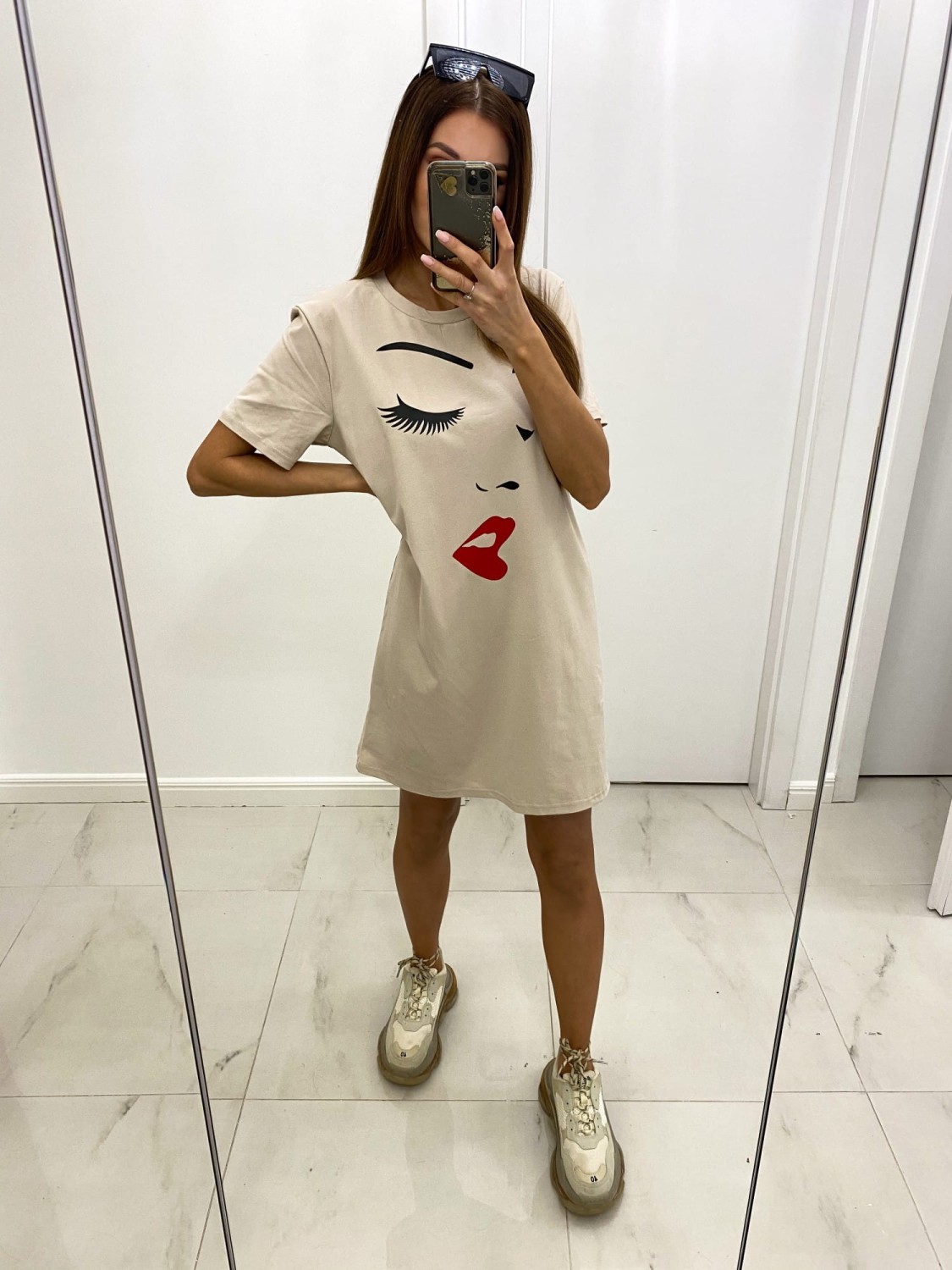 beżowa tunika damska twarz kobiety Tmc Moda