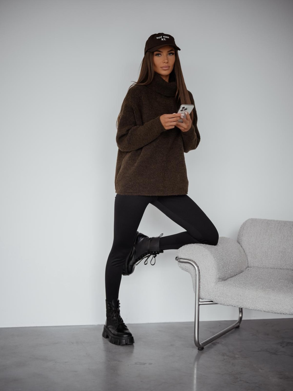 Me Gusta sweter damski z golfem oversize brązowy