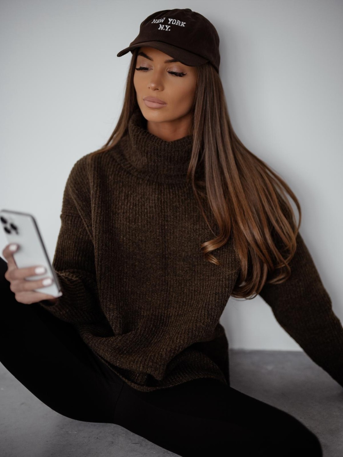 Me Gusta sweter damski z golfem oversize brązowy