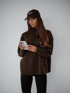 Sweter damski z golfem oversize brązowy Me Gusta  