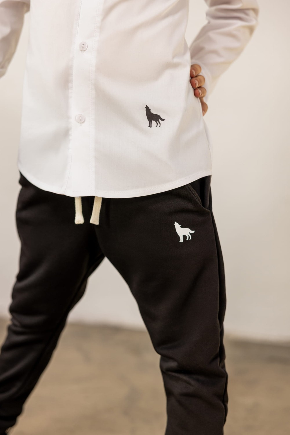 MASHMNIE biała koszula ze stójką wolf