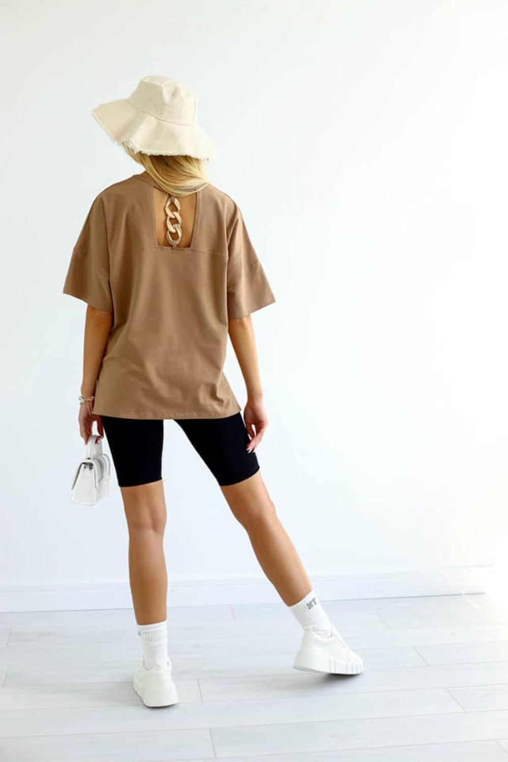 beżowy t-shirt damski oversize łańcuch Me Gusta