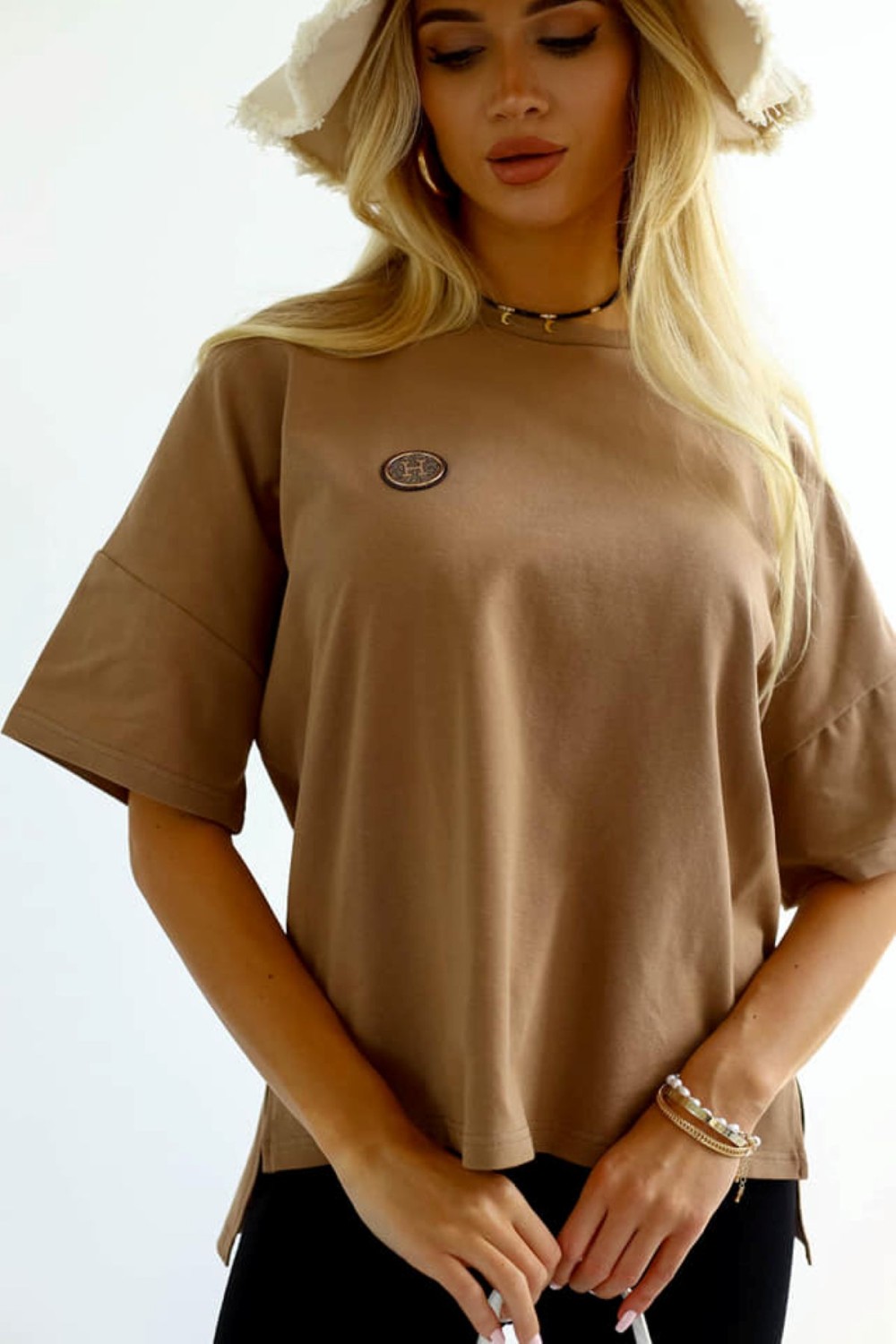 beżowy t-shirt damski oversize łańcuch Me Gusta