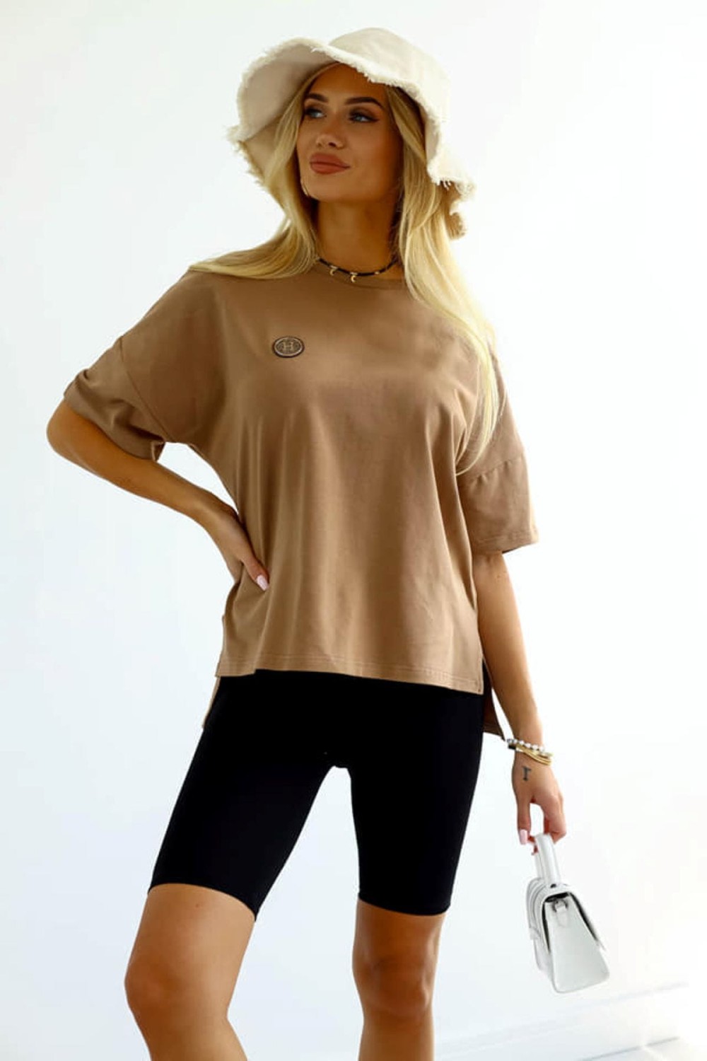 beżowy t-shirt damski oversize łańcuch Me Gusta