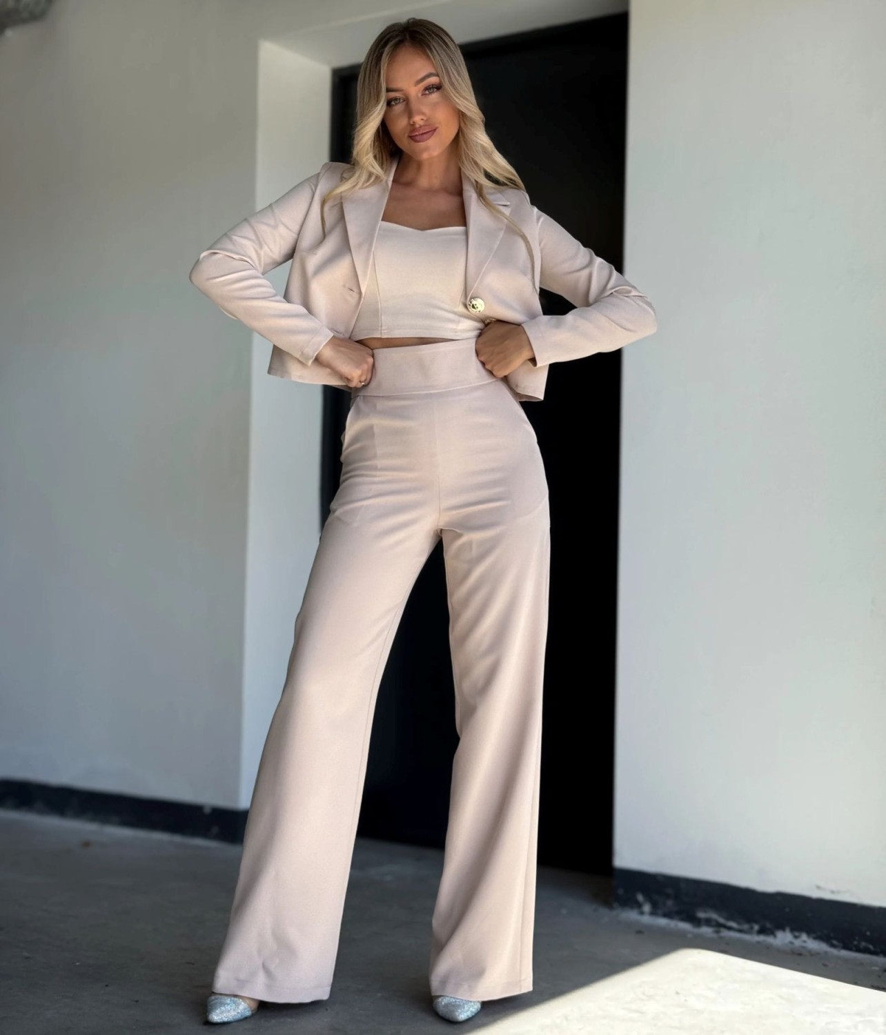 Komplet garnitur damski szerokie spodnie i krótka marynarka beżowy Marina