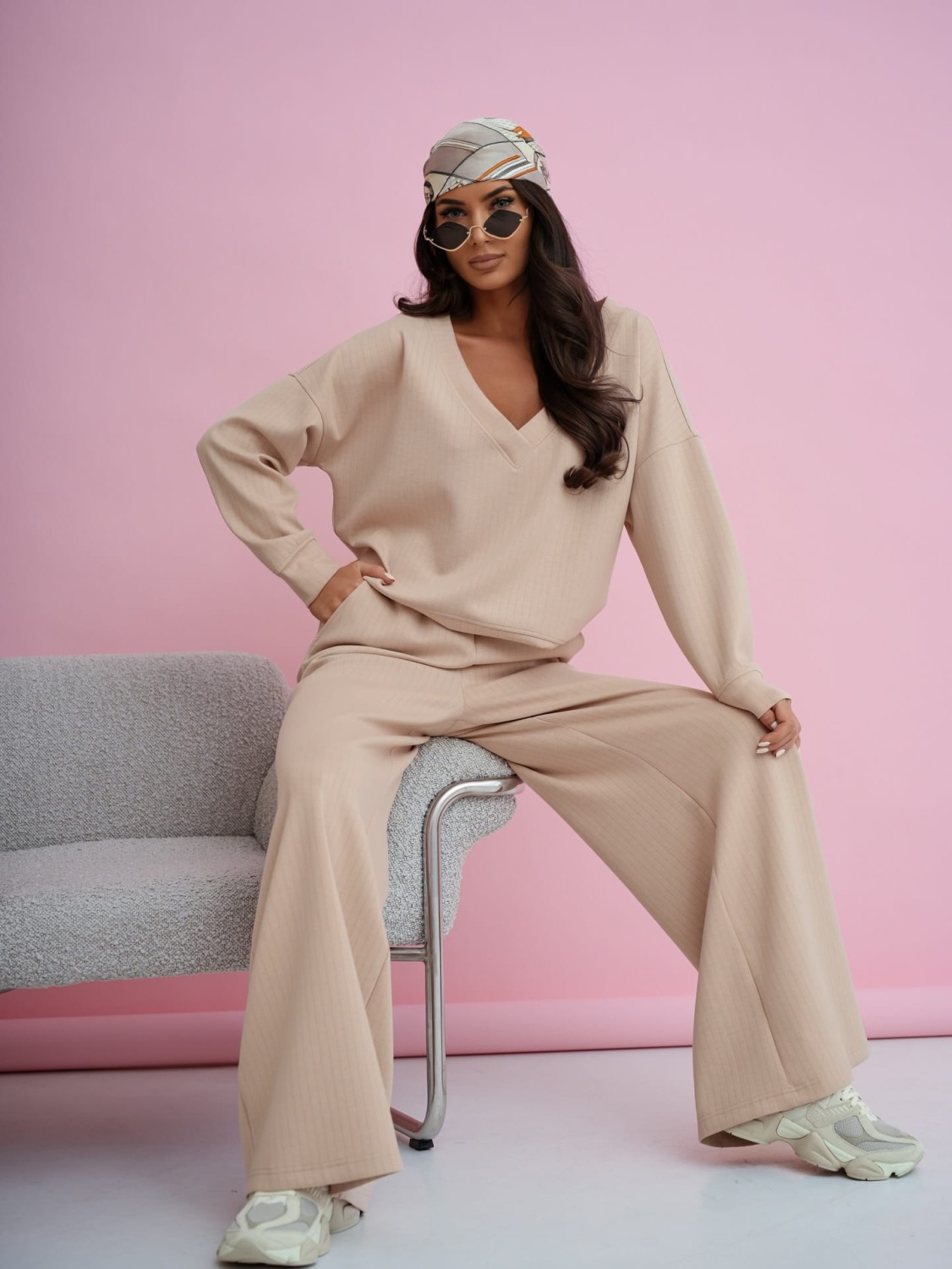 Me Gusta beżowy dres damski komplet szerokie spodnie bluza z dekltem