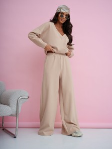 Dres damski komplet szerokie spodnie i bluza z dekoltem V beżowy Me Gusta    