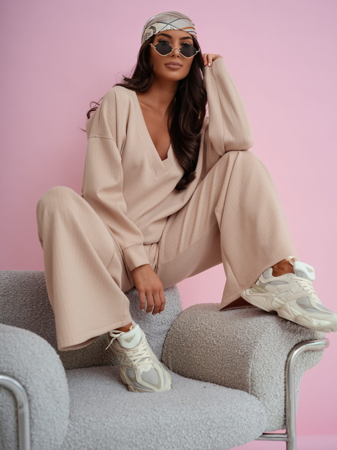 Me Gusta beżowy dres damski komplet szerokie spodnie bluza z dekltem