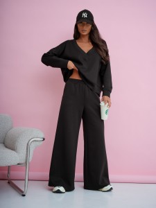 Dres damski komplet szerokie spodnie i bluza z dekoltem V czarny Me Gusta     