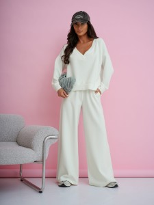 Dres damski komplet szerokie spodnie i bluza z dekoltem V biały Me Gusta    