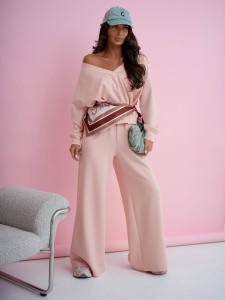 Dres damski komplet szerokie spodnie i bluza z dekoltem V różowy Me Gusta    