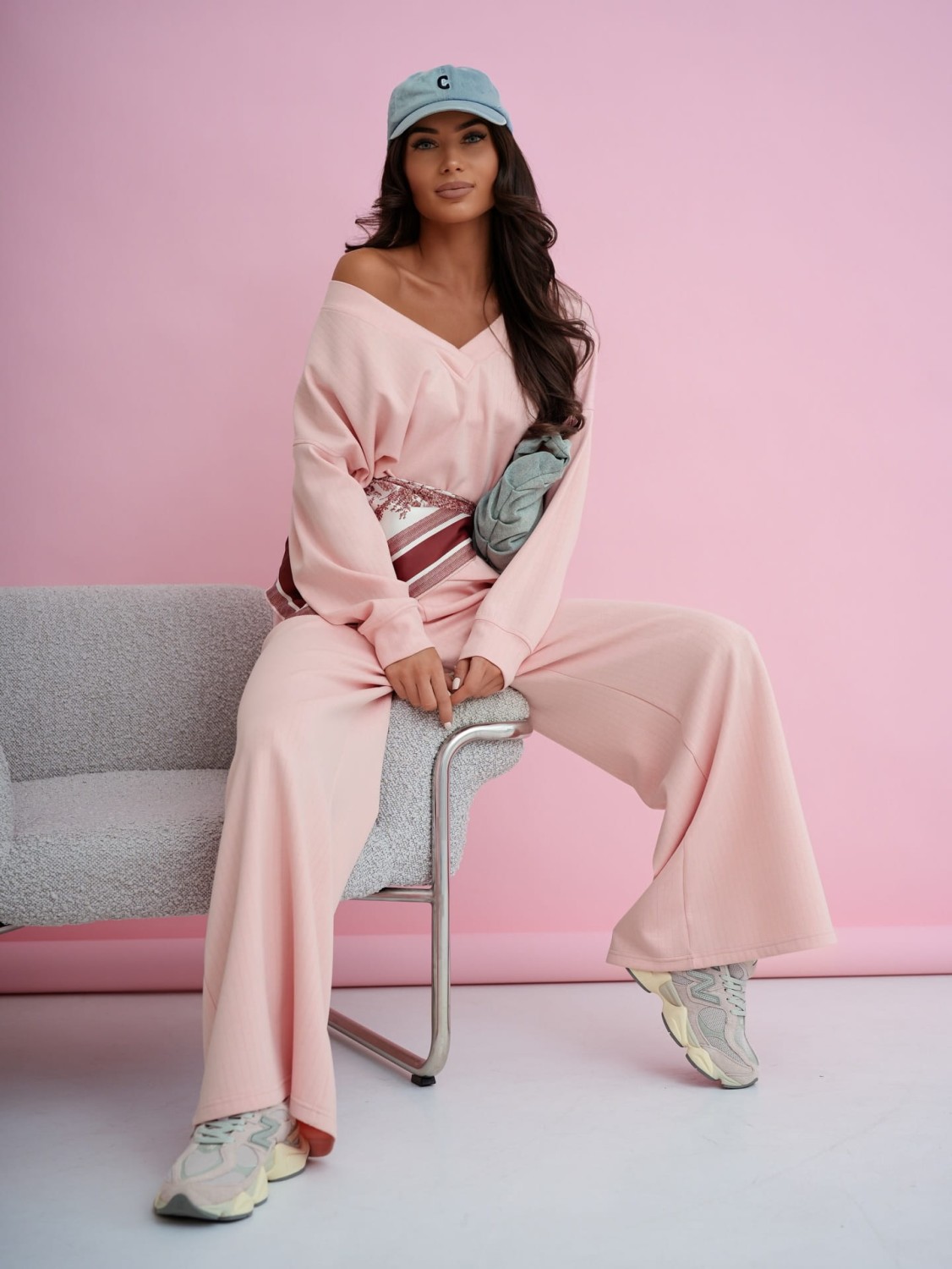 Me Gusta różowy dres damski komplet szerokie spodnie bluza z dekoltem V