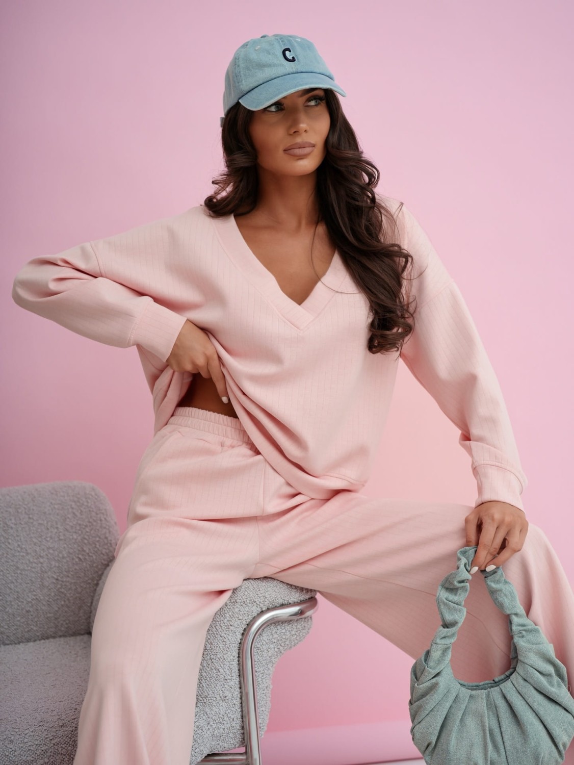 Me Gusta różowy dres damski komplet szerokie spodnie bluza z dekoltem V