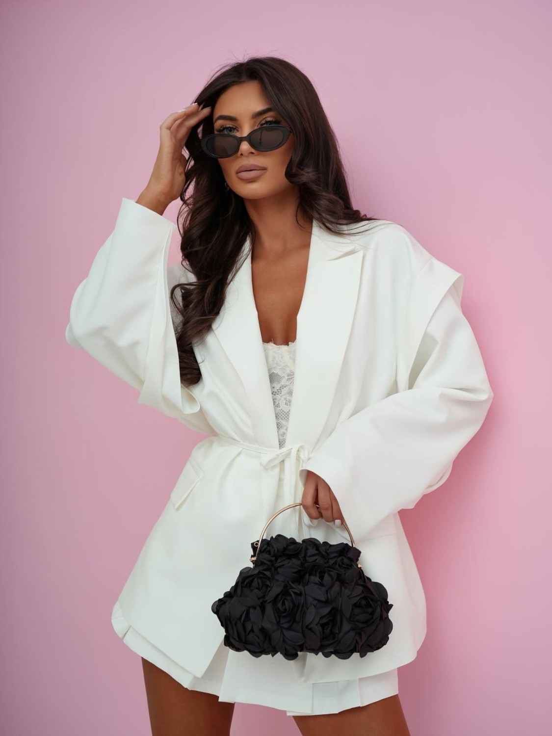biała marynarka damska wiązana paskiem elegancka oversize Me Gusta